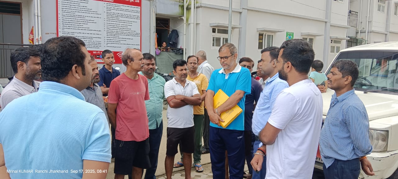 निरीक्षण के क्रम में उप प्रशासक गौतम प्रसाद साहू समेत अन्य