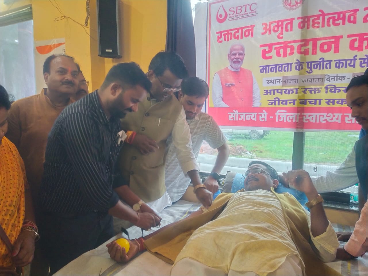 अध्यक्ष रक्तदान करते हुए