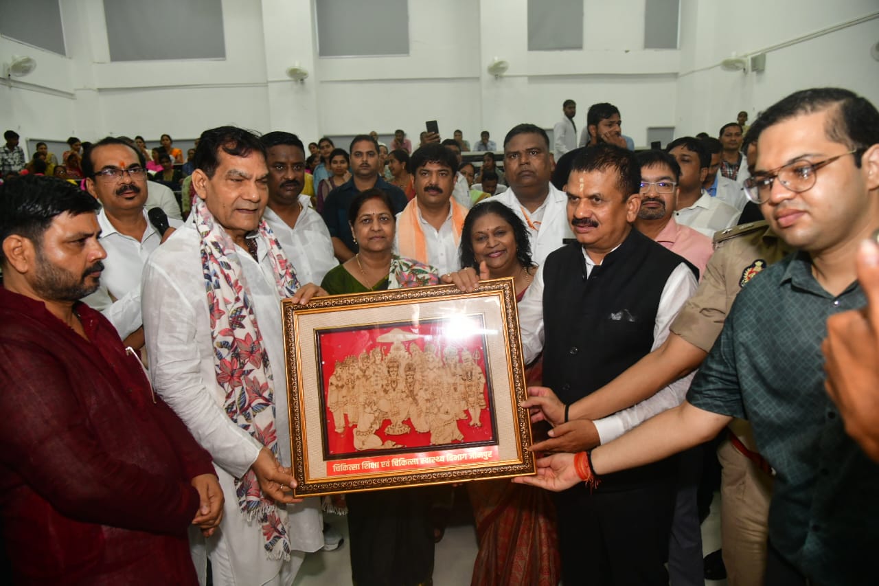मंत्री ए के शर्मा को सम्मानित करते हुए जिलाधिकारी डॉ दिनेश चंद्र सिंह