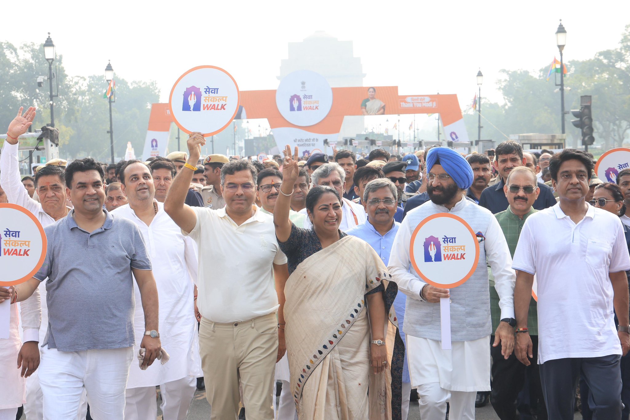दिल्ली के  कर्तव्य पथ पर सेवा संकल्प वॉक में  हिस्सा लेती मुख्यमंत्री रेखा गुप्ता, दिल्ली के मंत्री और भाजपा नेता