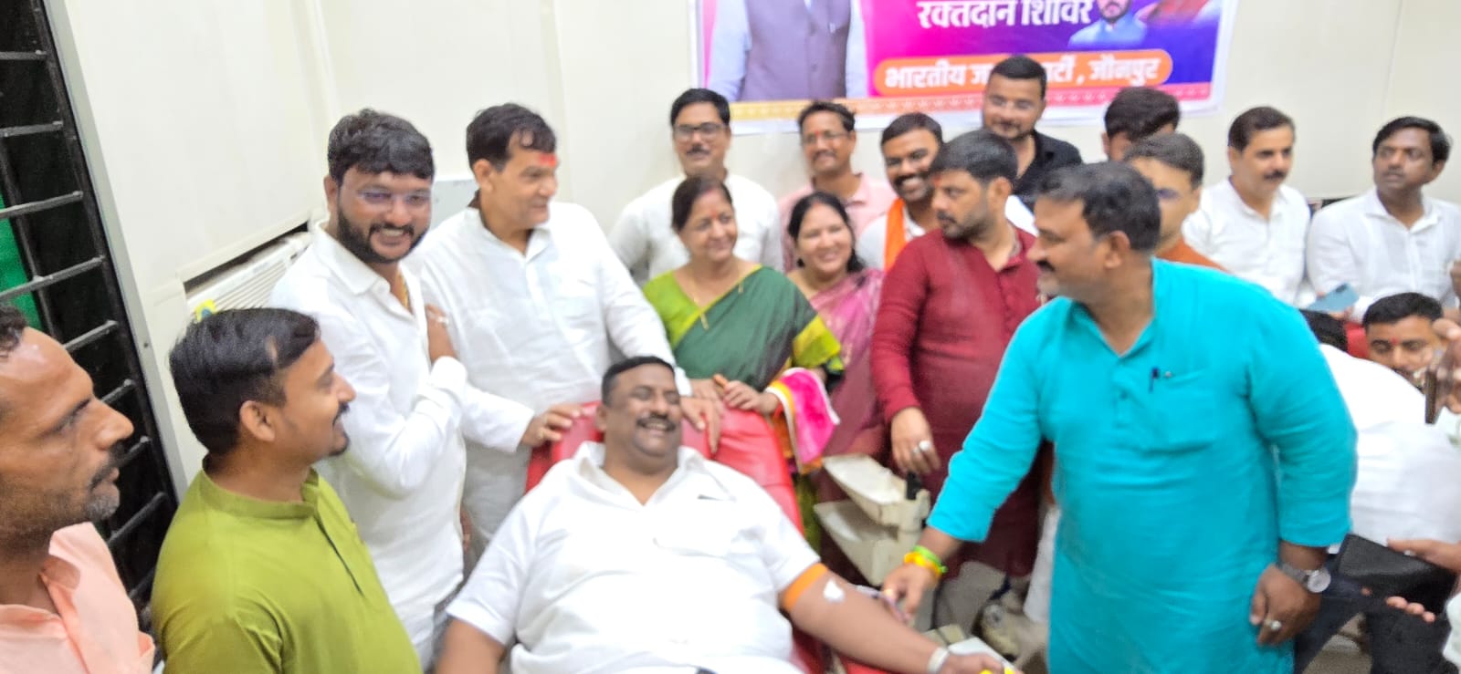 रक्तदान शिविर में रक्तदान करते हुए विद्यायक रमेश सिंह