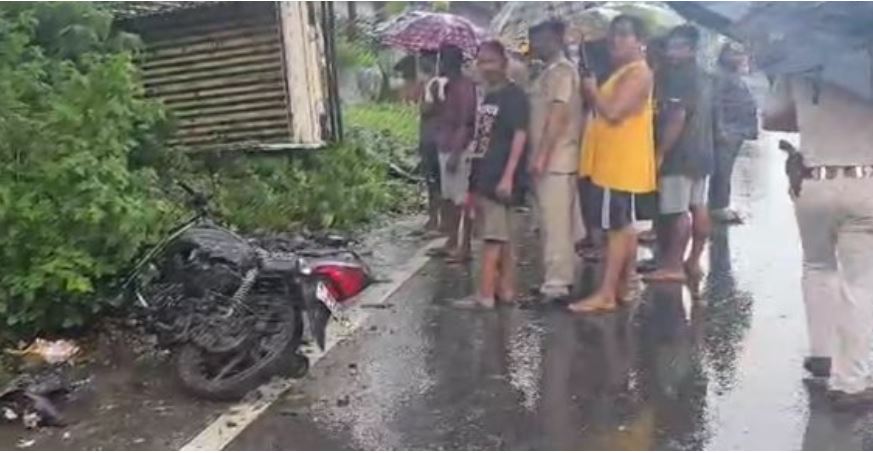 घटनास्थल में क्षतिग्रस्त बाइक घटनास्थल में क्षतिग्रस्त बाइक