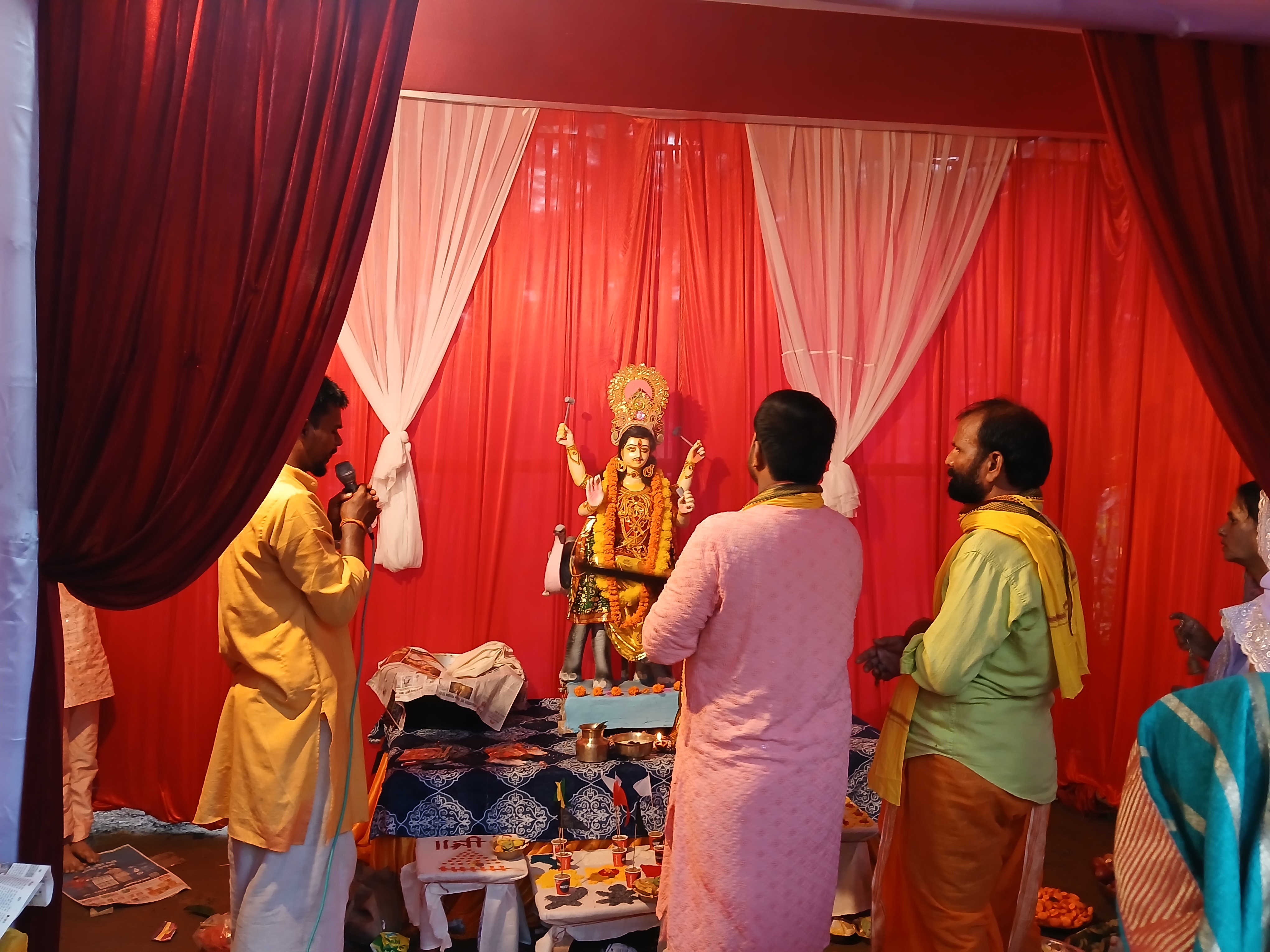 भगवान विश्वकर्मा की पूजा करते श्रद्धालु