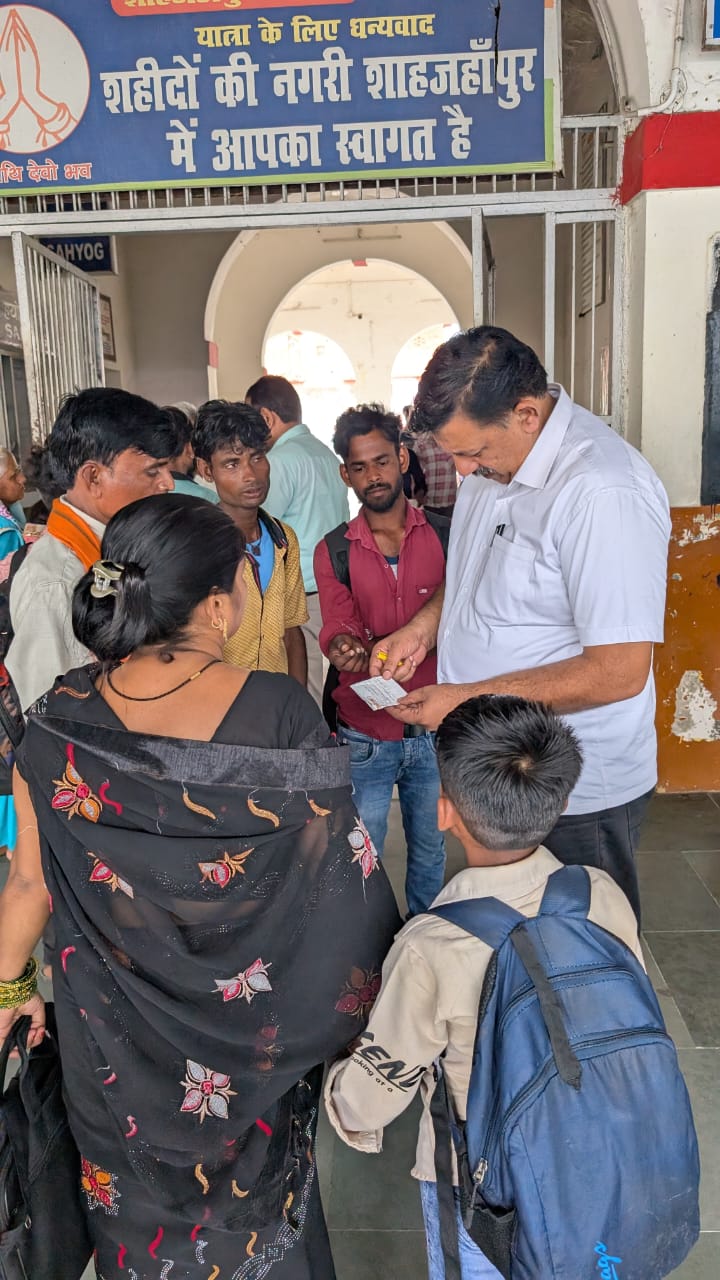 मुरादाबाद मंडल के शाहजहांपुर रेलवे स्टेशन पर चलता किलेबंदी टिकट चेकिंग अभियान