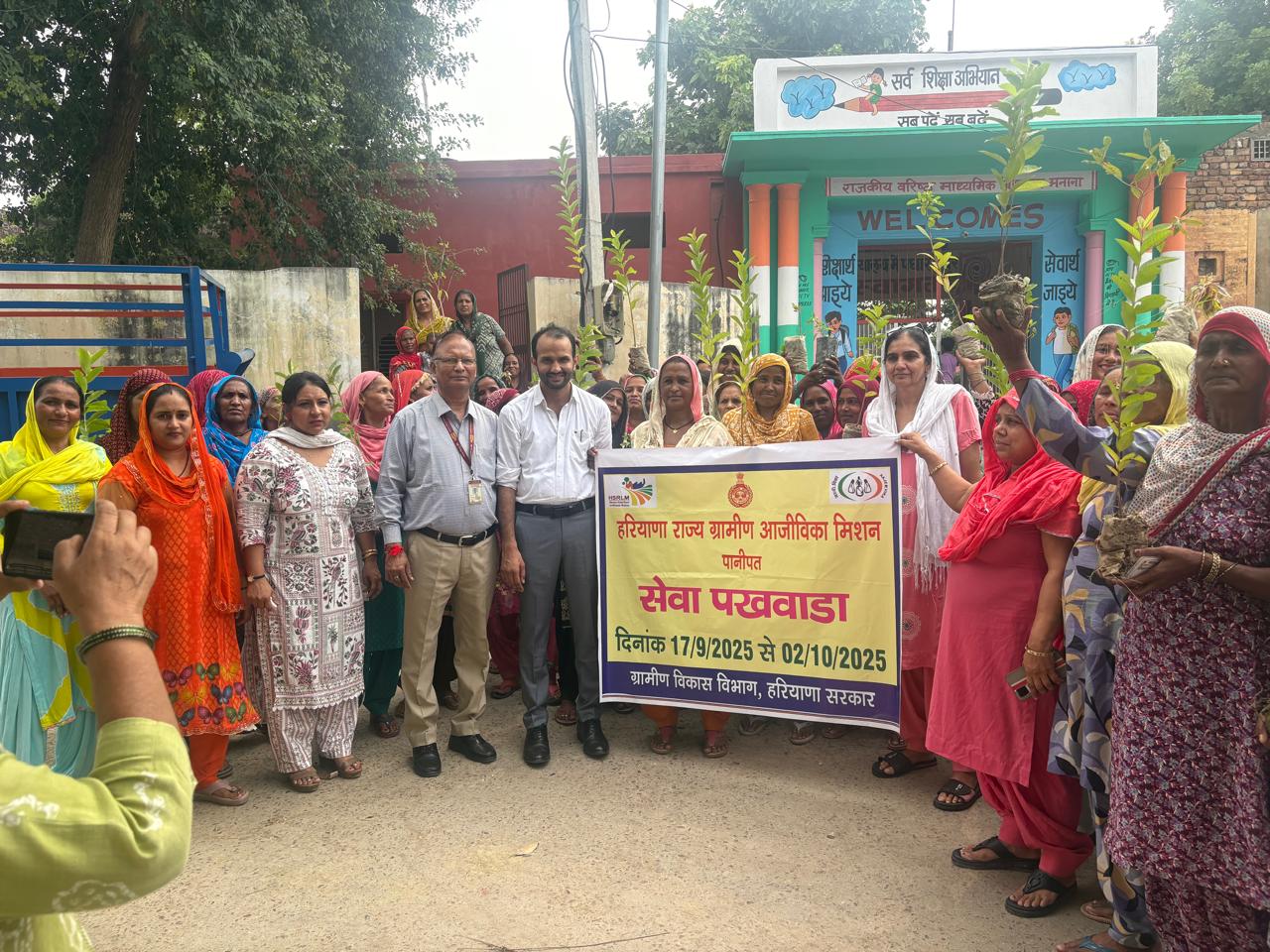 पानीपत के गांव मनाना से सेवा पखवाड़ा की शुरुआत करतीजिला परिषद की मुख्य कार्यकारी अधिकारी एवं जिला मिशन निदेशक, हरियाणा राज्य ग्रामीण आजीविका मिशन डॉ. किरण सिंह