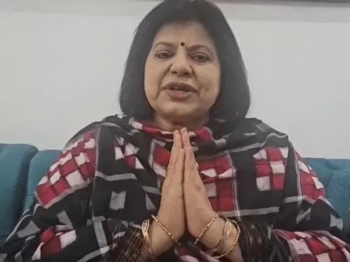 मोहनलाल सुखाड़िया विश्वविद्यालय की कुलपति सुनीता मिश्रा द्वारा औरंगजेब को कुशल शासक बताने वाले बयान के बाद मचे बवाल के बीच अब कुलपति ने सर्वसमाज से माफी मांगी है। उन्होंने एक वीडियो जारी कर कहा कि उनके वक्तव्य से समाज की भावनाएं आहत हुई हैं, जिसके लिए वे क्षमा प्रार्थी हैं। कुलपति ने कहा कि 12 सितम्बर को विश्वविद्यालय में आयोजित ‘विकसित भारत का रोडमैप’ सेमिनार के दौरान उनसे भूलवश कुछ शब्द निकल गए थे। उसके लिए वे विशेष रूप से राजपूत समाज और सम्पूर्ण मेवाड़ से क्षमा चाहती हैं। इधर, जनजाति क्षेत्रीय विकास मंत्री बाबूलाल खराड़ी ने कुलपति के बयान को आपत्तिजनक बताते हुए कहा कि उनके विचार माओवादी सोच से प्रभावित प्रतीत होते हैं। उन्होंने कहा कि ऐसे आचरण वाले कुलगुरु को पद पर बने रहने का कोई अधिकार नहीं है और सरकार से उनकी बर्खास्तगी की मांग की जाएगी। मंत्री खराड़ी ने मीडिया से बातचीत में कहा कि अगर किसी को अच्छा प्रशासक देखना है तो मेवाड़ के वीर राणा सांगा को देखे। औरंगजेब ने तलवार और कुरान के बल पर शासन किया, वह कैसा प्रशासक हुआ? उन्होंने कहा कि विश्वविद्यालय के विद्यार्थी नाराज हैं, लेकिन उन्हें कानून हाथ में नहीं लेना चाहिए। सरकार को इस मामले से अवगत करा दिया गया है और मुख्यमंत्री व राज्यपाल से भी चर्चा की जाएगी। खराड़ी ने कहा कि कुलपति को भगवान राम और भारतीय इतिहास का भी सही ज्ञान नहीं है। वीसी का वक्तव्य लोकतांत्रिक मर्यादाओं और शिक्षित वर्ग की भाषा से मेल नहीं खाता। इस बीच, विवाद से विश्वविद्यालय परिसर में लगातार तीसरे दिन बुधवार को भी छात्रों और संगठनों का विरोध प्रदर्शन जारी रहा। ---