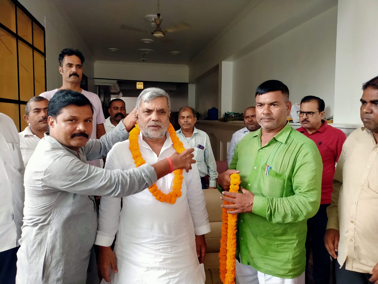 जनपद के शिक्षामित्रों ने  एमएलसी देवेंद्र प्रताप सिंह  का सम्मान व आभार प्रकटकर ज्ञापन सौंपा*