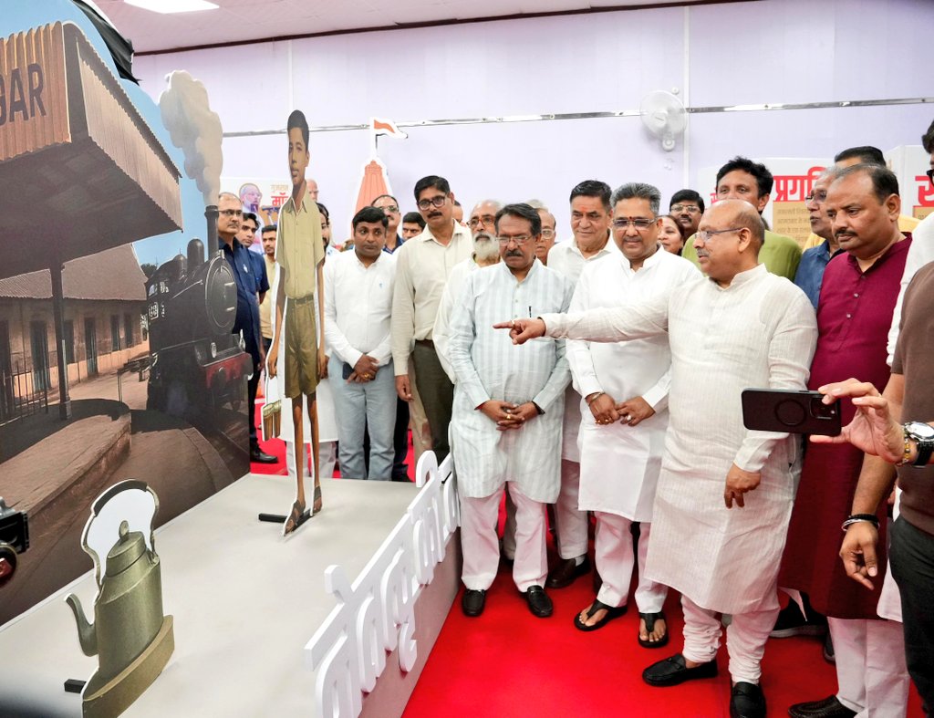 दिल्ली विधानसभा में प्रधानमंत्री नरेन्द्र मोदी के 75वें जन्मदिवस पर आयोजित प्रदर्शनी को देखते सड़क, परिवहन एवं राजमार्ग राज्य मंत्री हर्ष मल्होत्रा और दिल्ली विधासभा अध्यक्ष विजेंद्र गुप्ता दिल्ली विधानसभा में प्रधानमंत्री नरेन्द्र मोदी के 75वें जन्मदिवस पर आयोजित प्रदर्शनी को देखते सड़क, परिवहन एवं राजमार्ग राज्य मंत्री हर्ष मल्होत्रा और दिल्ली विधासभा अध्यक्ष विजेंद्र गुप्ता