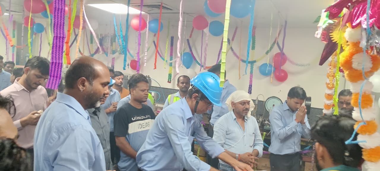 हिंदुस्तान पावर परिसर में स्थापित भगवान विश्वकर्मा का पूजन करते अधिकारी हिंदुस्तान पावर परिसर में स्थापित भगवान विश्वकर्मा का पूजन करते अधिकारी