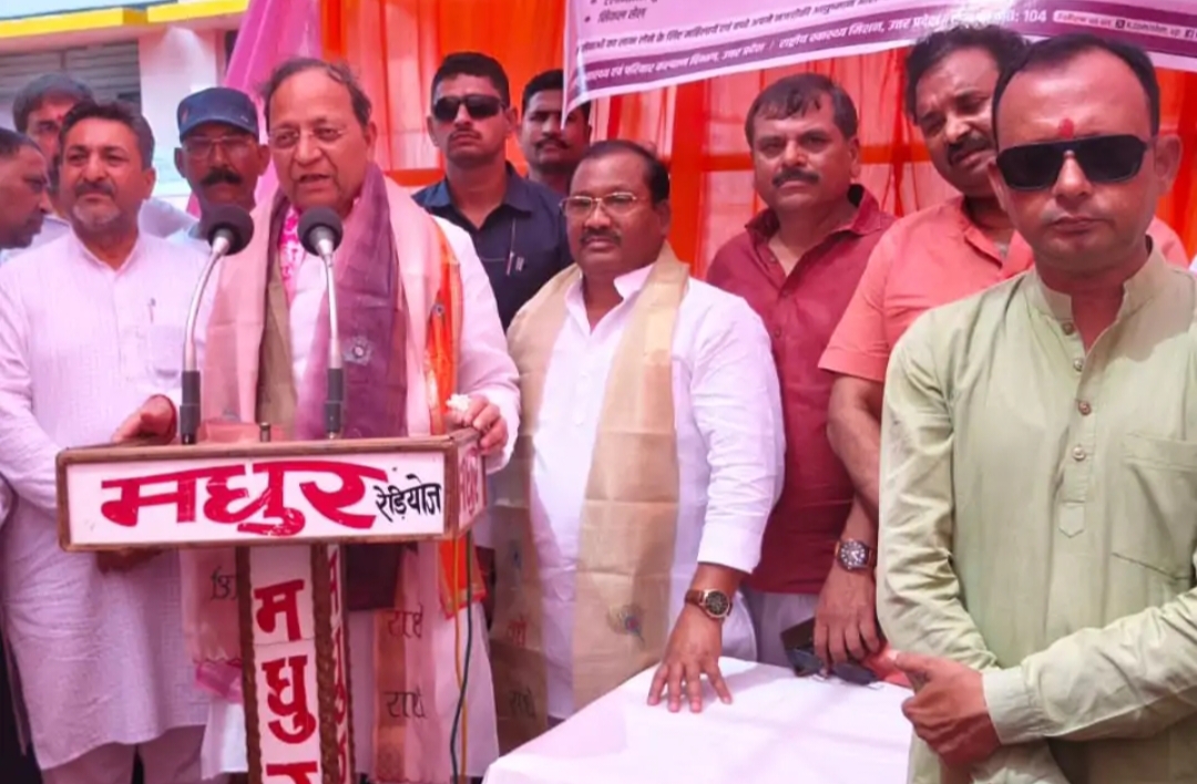 मंच से बोलते राज्यसभा सांसद अरुण कुमार सिंह