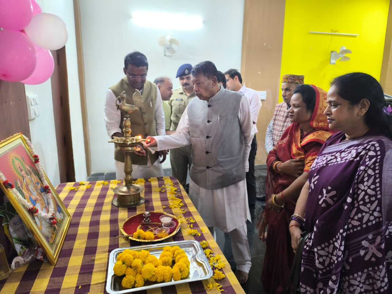 दीप प्रज्जवल करते प्रभारी मंत्री और विधायक
