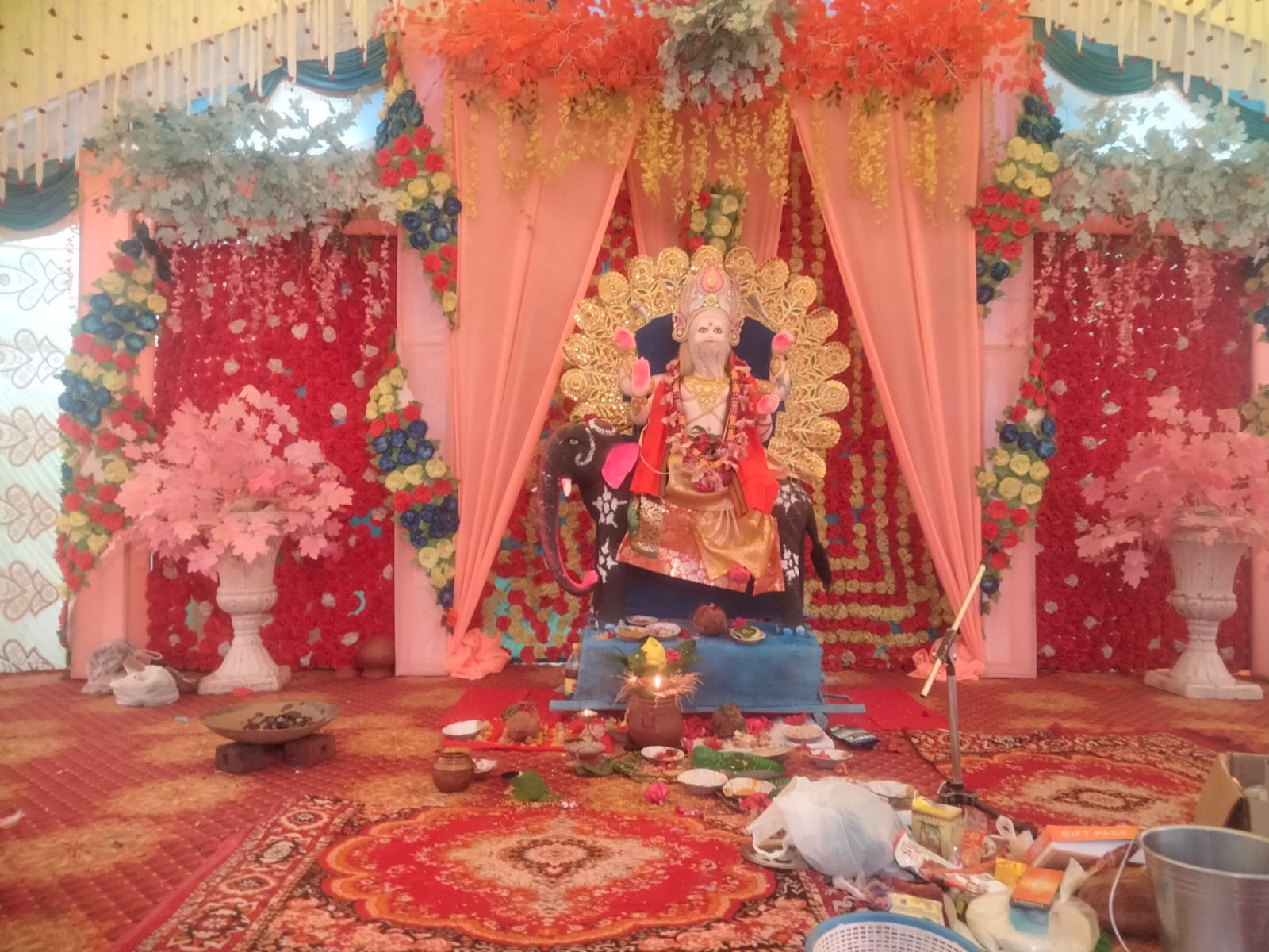 रेल परिषर में मूर्ति स्थापित रेल परिषर में मूर्ति स्थापित