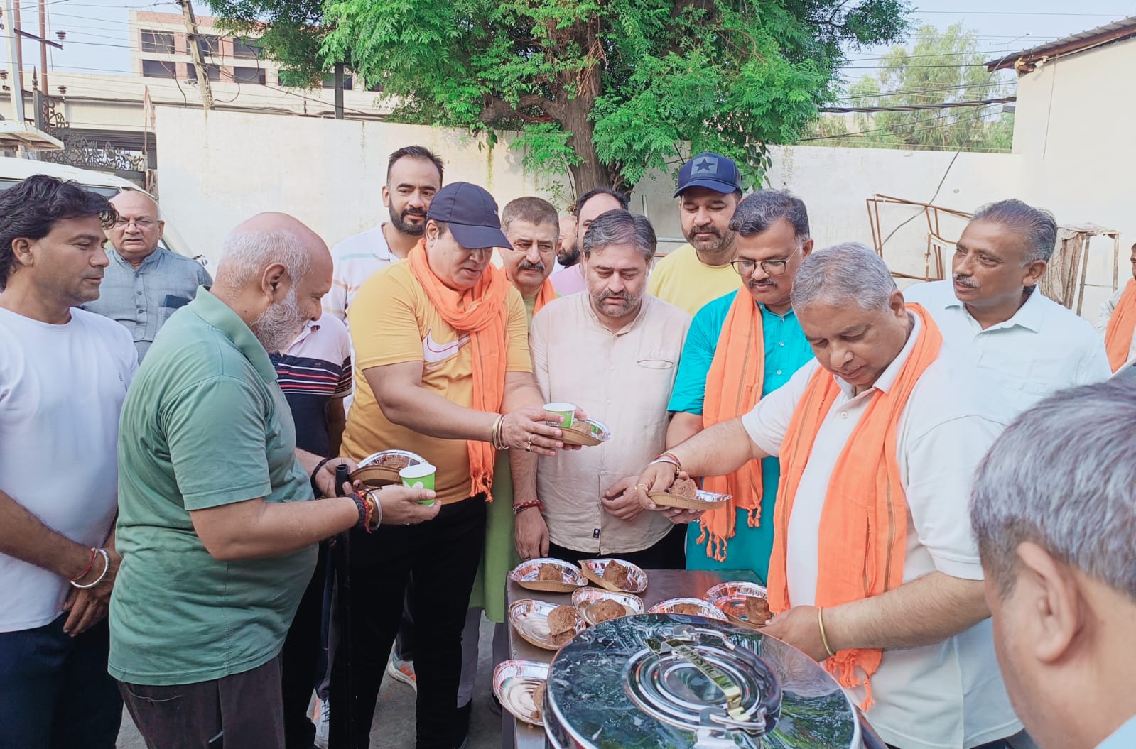 ओबीसी मोर्चा ने सेवा पखवाड़ा के तहत गौशाला में किया स्वच्छता अभियान और गौसेवा