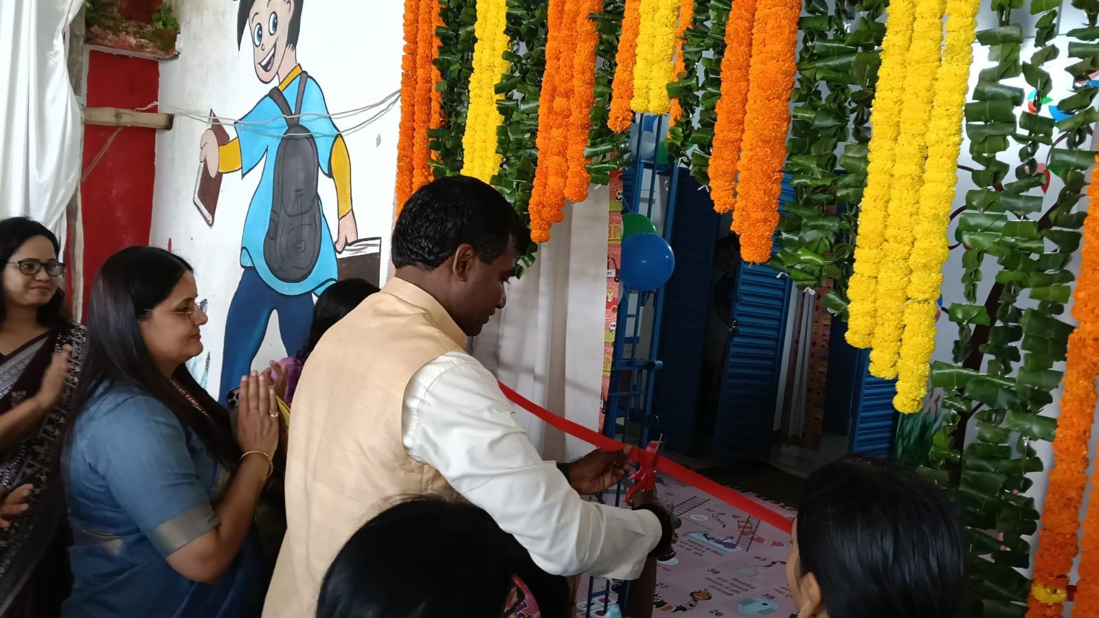 उपयुक्त मॉडल आंगनबाड़ी का उद्घाटन करते हुए