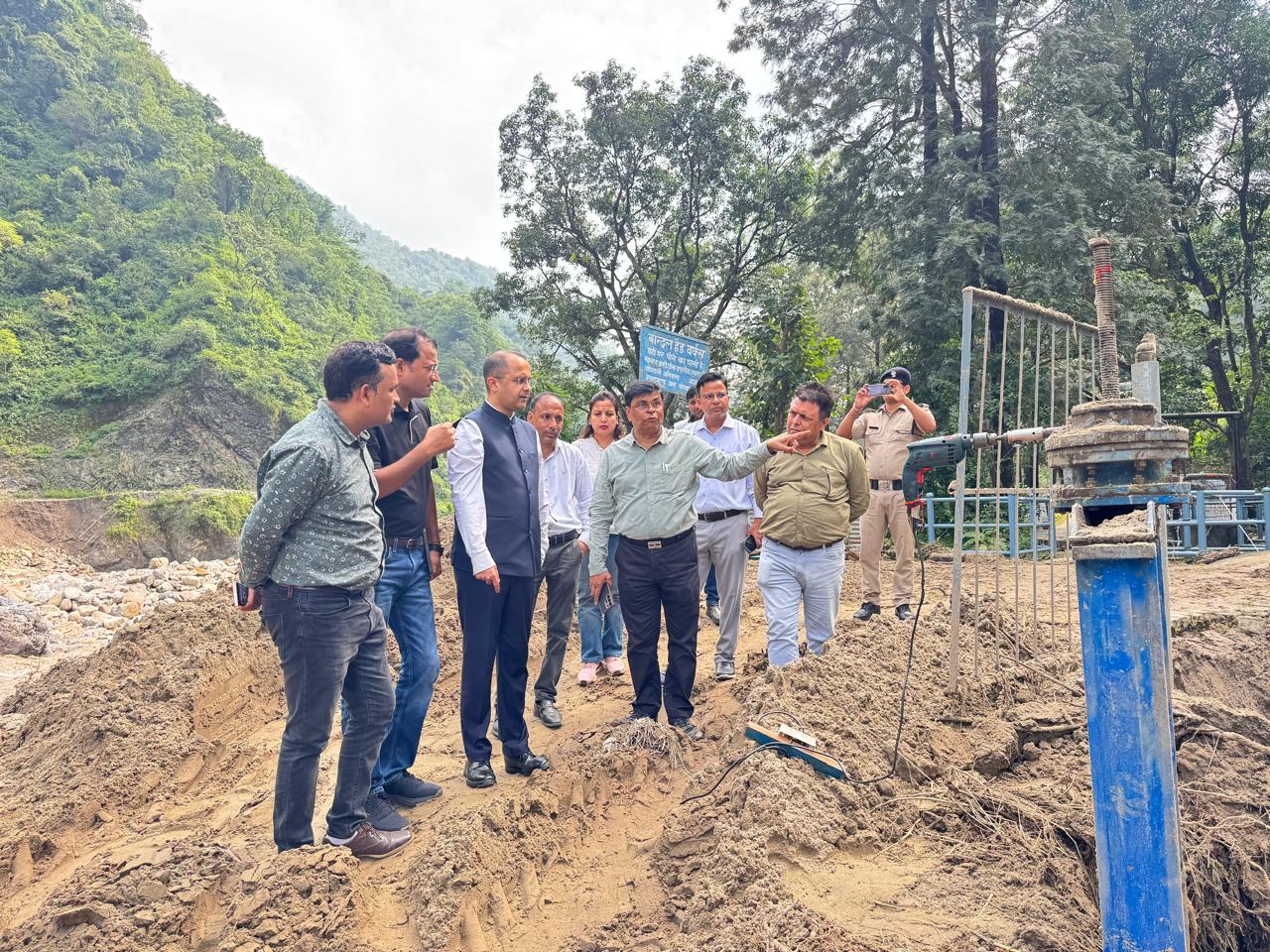 सचिव शैलेश बगोली आपदा प्रभावित क्षेत्रों में पाइप लाइनों का निरीक्षण करते।