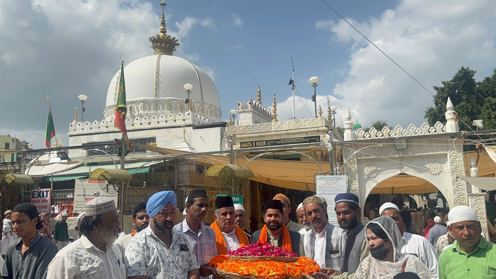 पुष्कर सरोवर में दुग्धाभिषेक, दरगाह गरीब नवाज़ पर चढ़ाई चादर, बीमा शिविर से महिलाओं को राहत