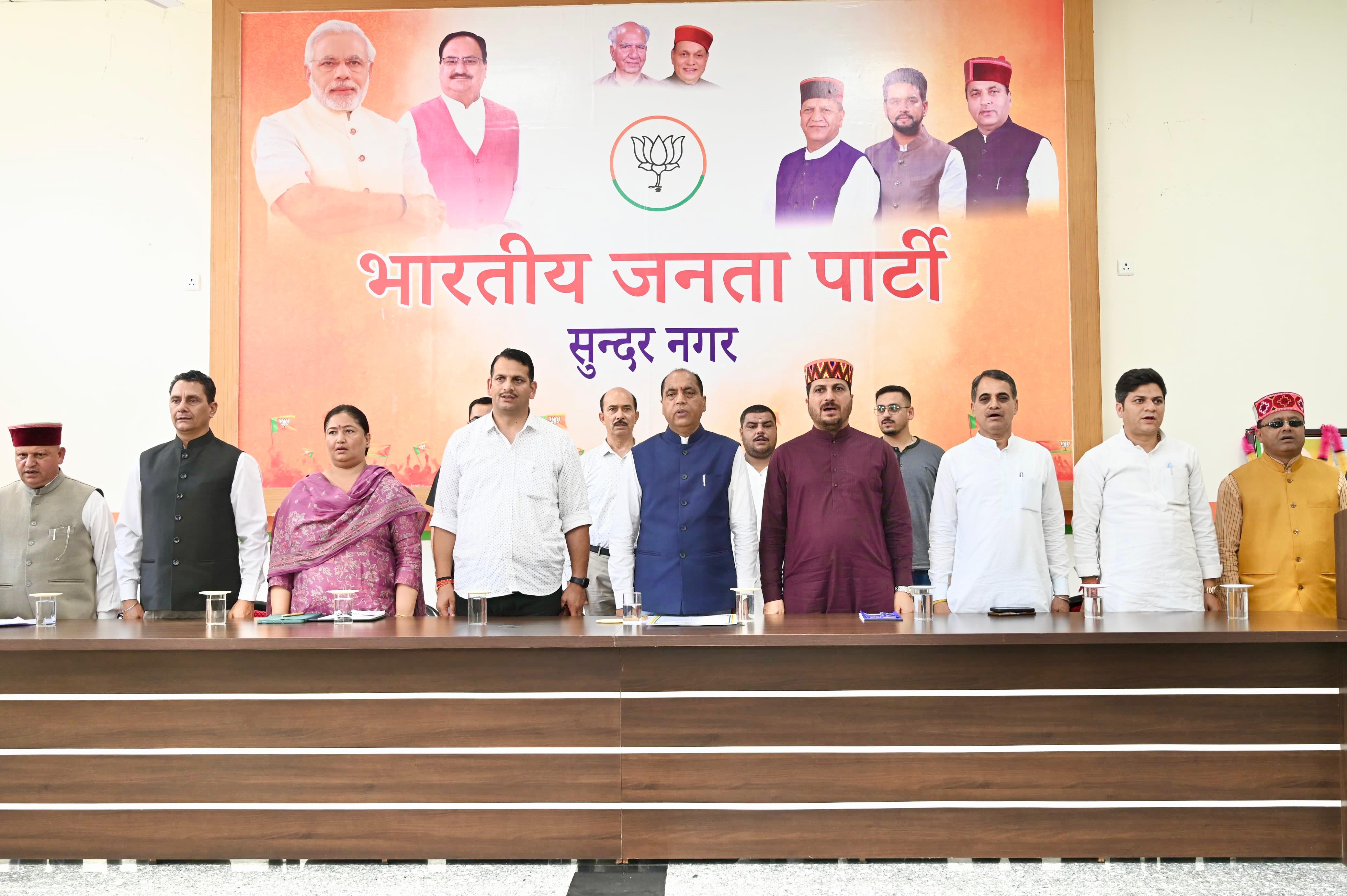 भाजपा के सेवा पखवाड़े के दौरान भाजपा के नेता।