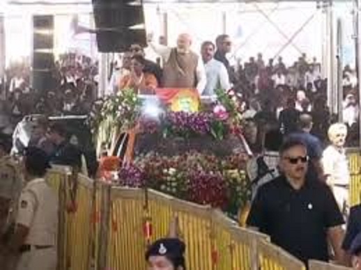 प्रधानमंत्री मोदी धार जिले के भैंसोला में कार्यक्रम स्थल पर पहुंचे