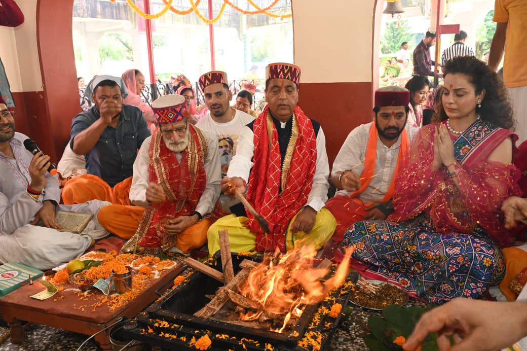 मंडी के सिद्धकाली मंदिर में यज्ञ करते हुए जयराम ठाकुर और कंगना।