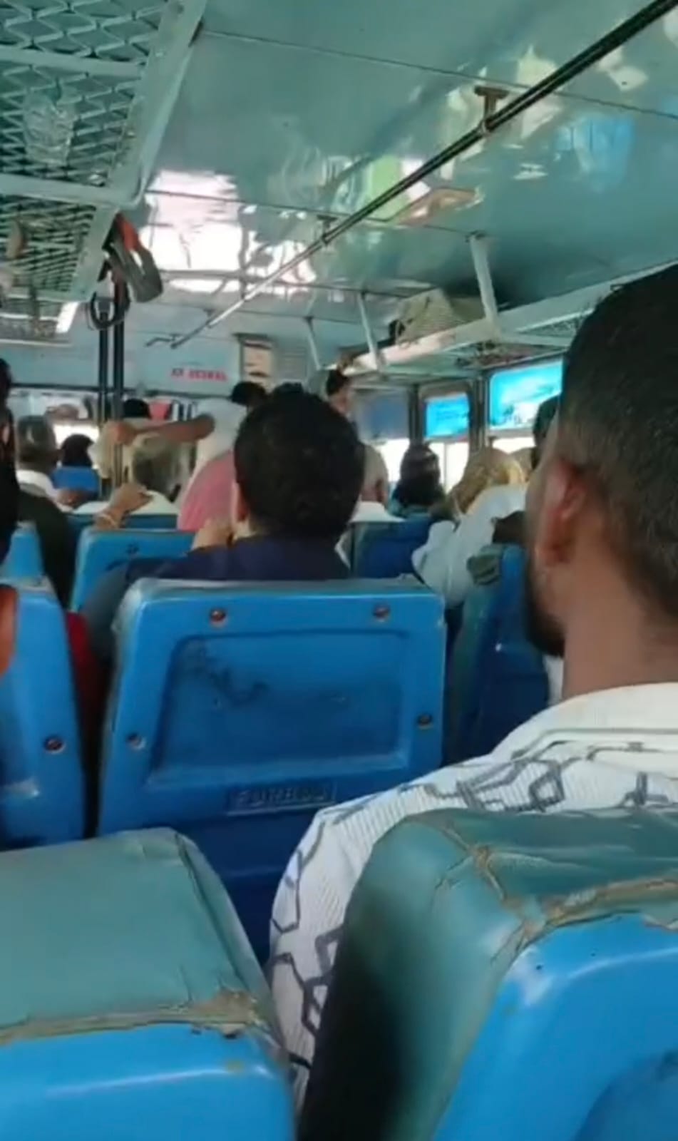 बस में भयभीत यात्री।