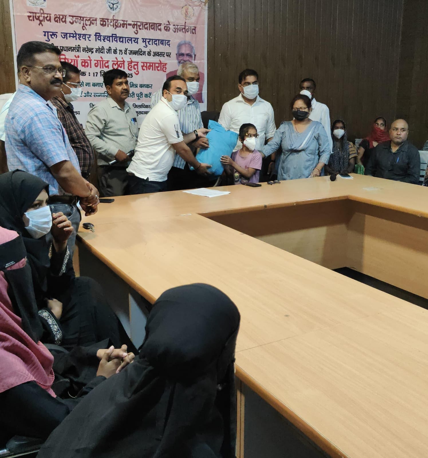 मुख्य चिकित्सा अधिकारी कार्यालय सभागार में 75 टीबी रोगियों को गोद लेने के बाद स्वागत करते गुरु जंभेश्वर विश्वविद्यालय के कुलपति व अन्य फैकल्टी।
