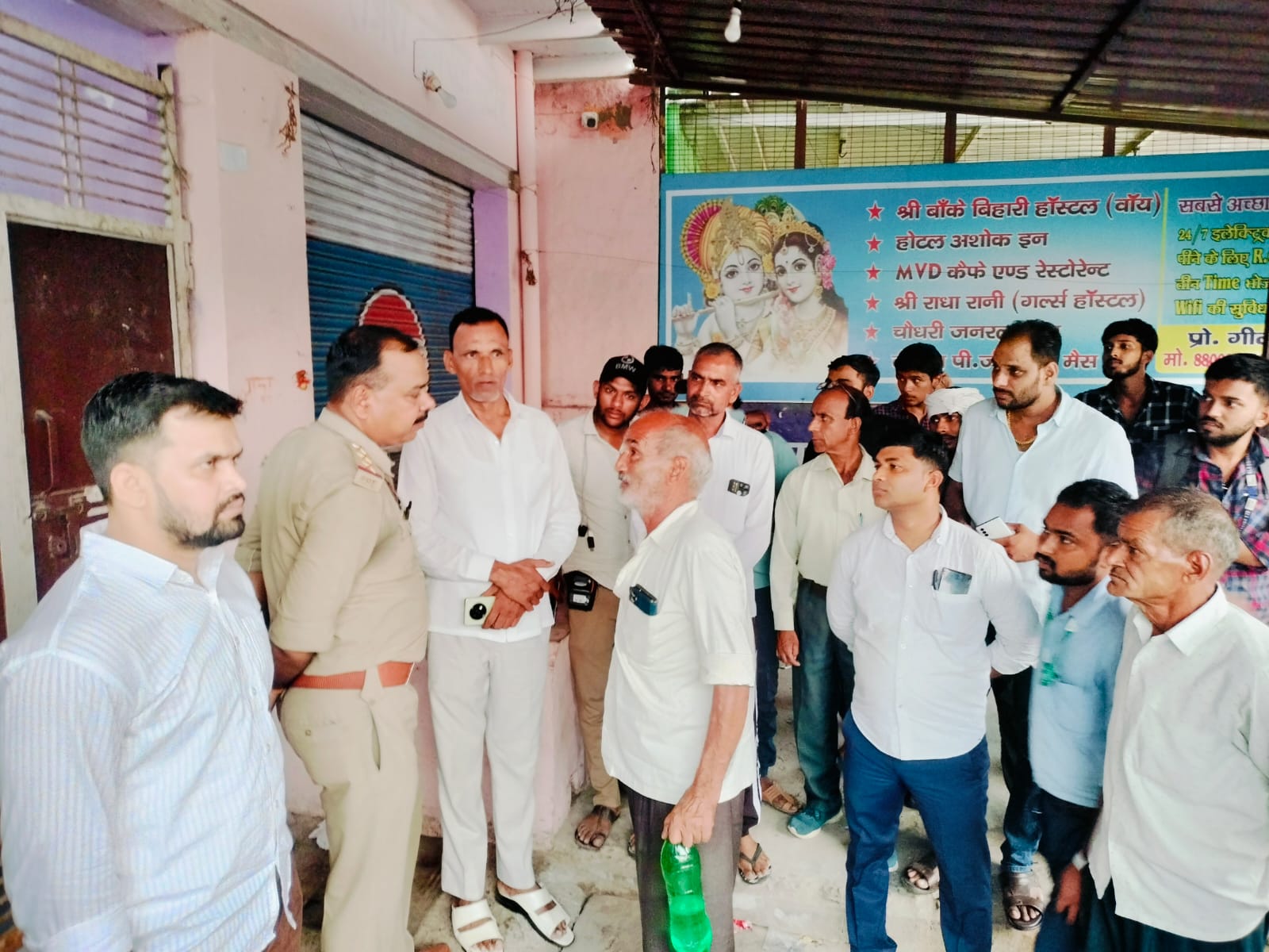हंगामा काटते हुए मृ़तक छात्रा के परिजन