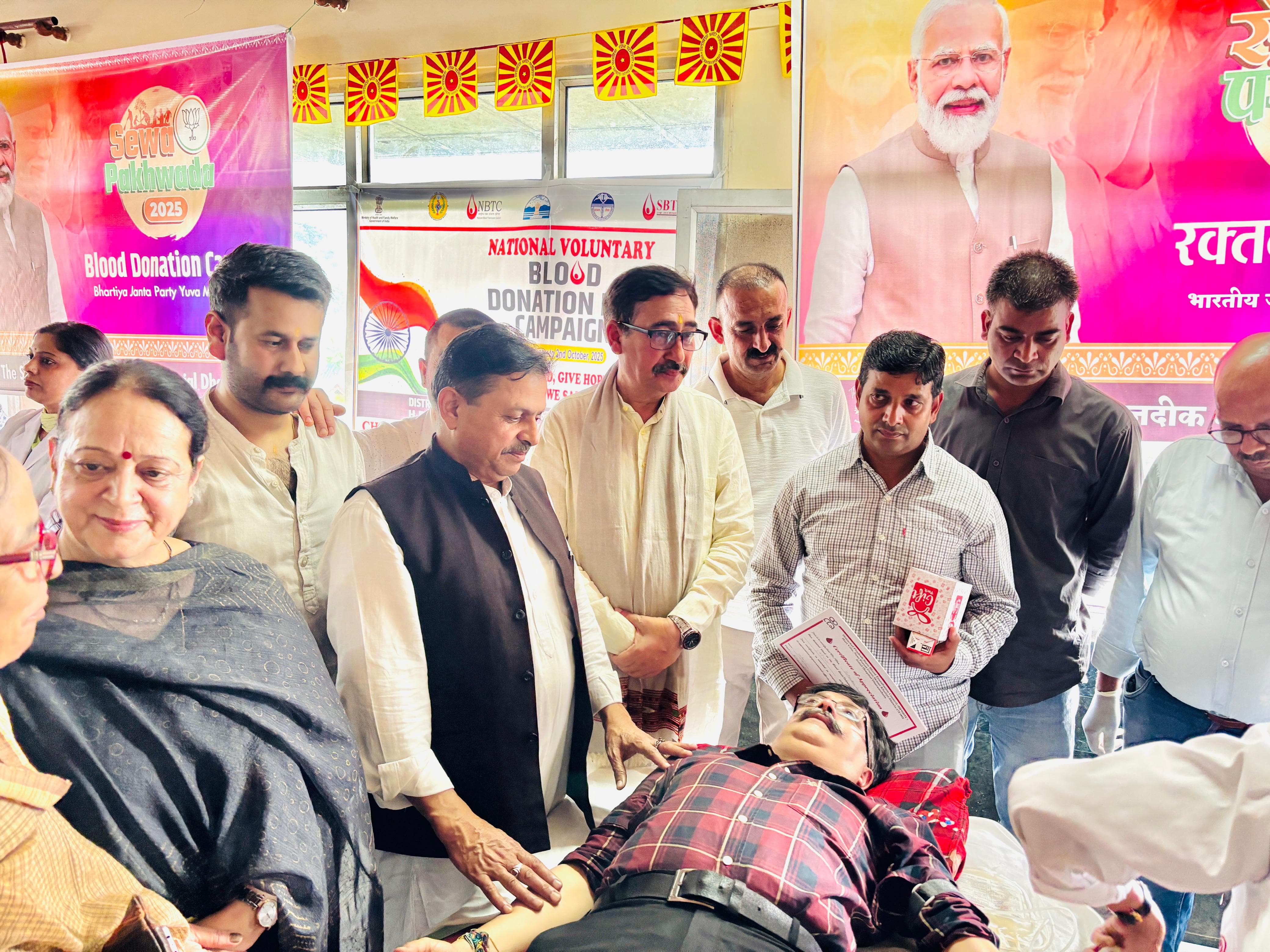 रक्तदान करते हुए भाजयुमो कार्यकर्ता।