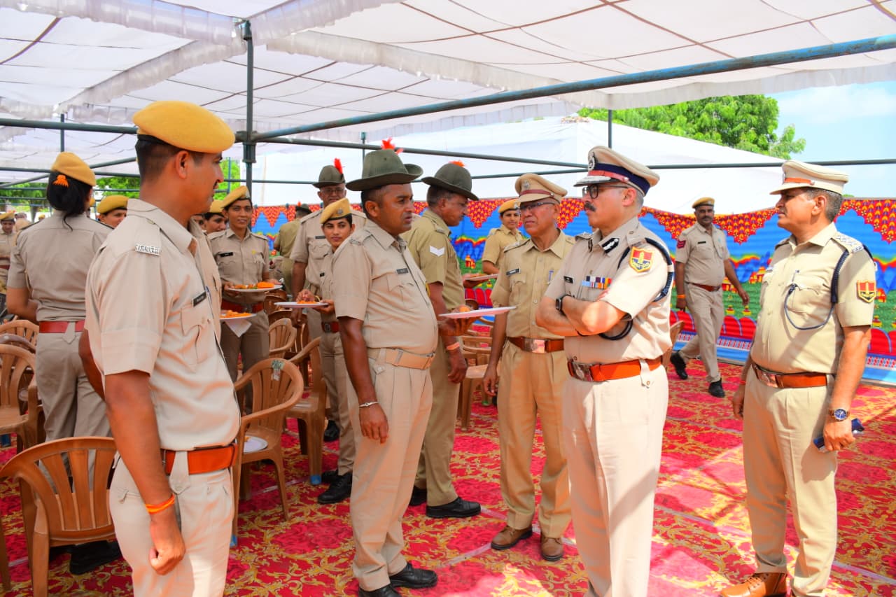 अंतरराष्ट्रीय सीमा क्षेत्र में डीजीपी का दौरा : पुलिस और बीएसएफ का बढ़ा मनोबल अंतरराष्ट्रीय सीमा क्षेत्र में डीजीपी का दौरा : पुलिस और बीएसएफ का बढ़ा मनोबल