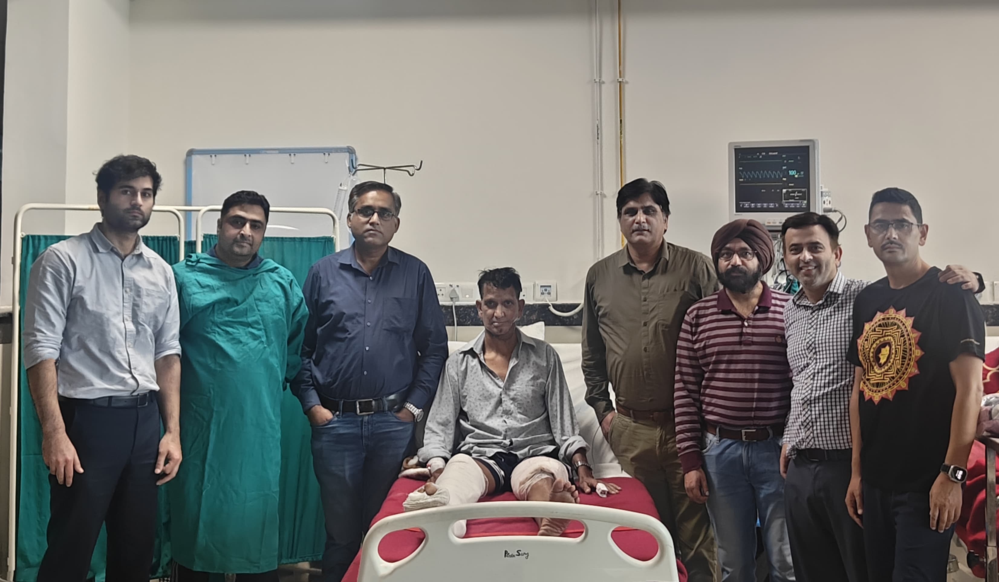 चमियाना अस्पताल में मरीज के साथ डॉक्टरों की टीम
