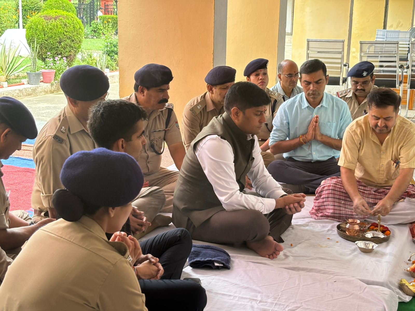 पुलिस कप्तान पूजन करते हुए