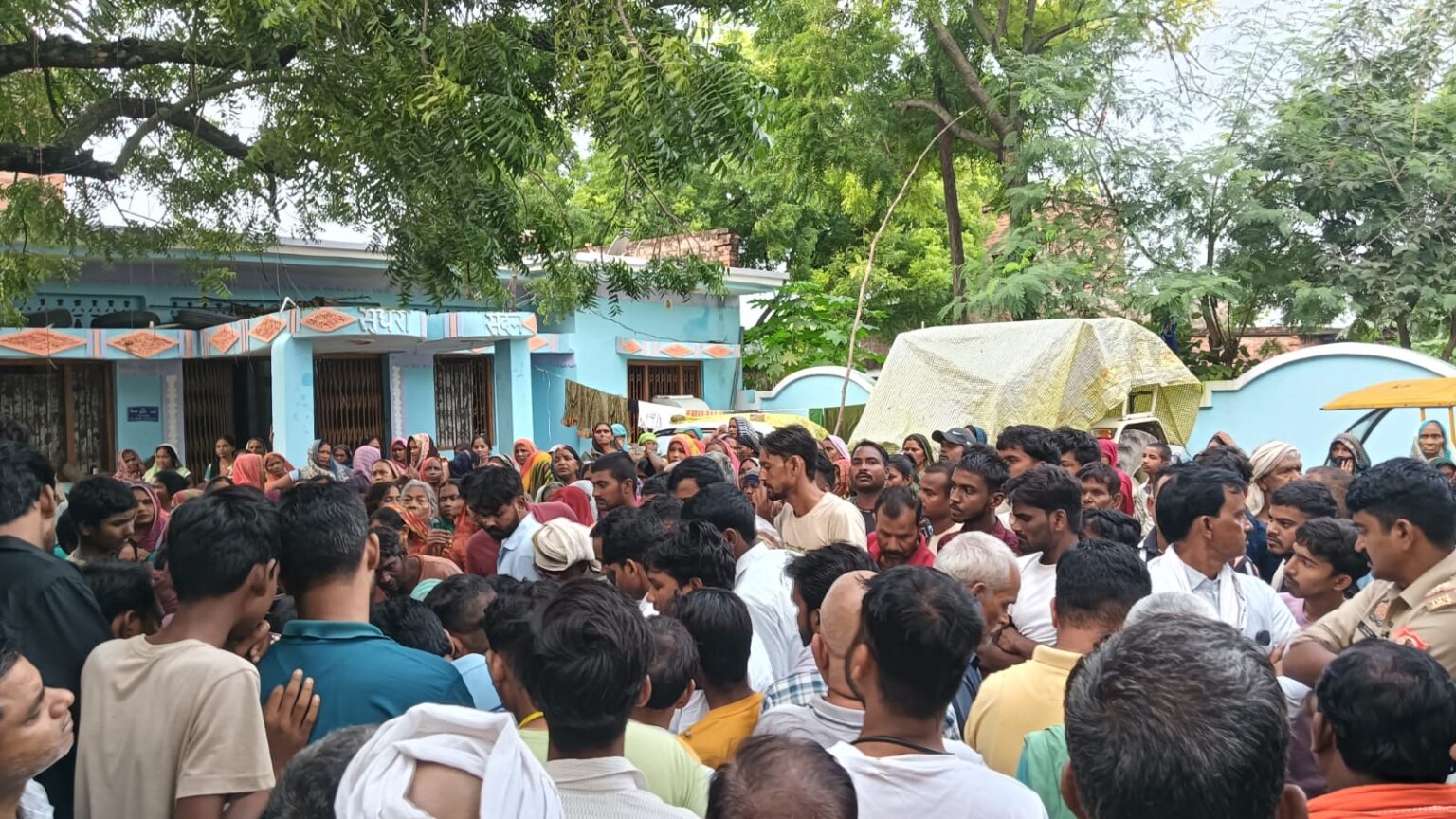 सुबह मृतक के घर उमड़ी भीड़
