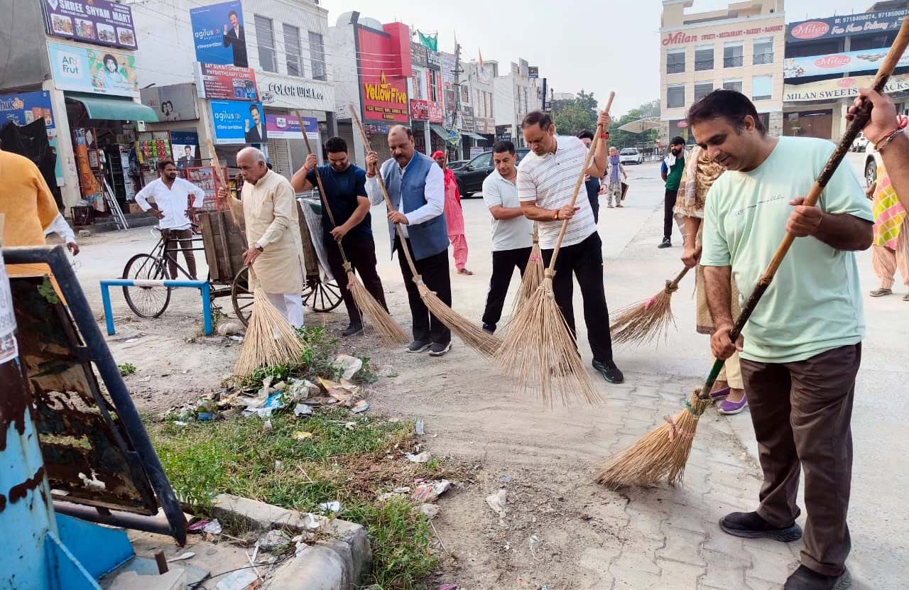 प्रधानमंत्री के जन्मदिवस पर झाडू लगाकर स्वच्छता अभियान चलाते जिलाध्यक्ष सोहनपाल सिंह