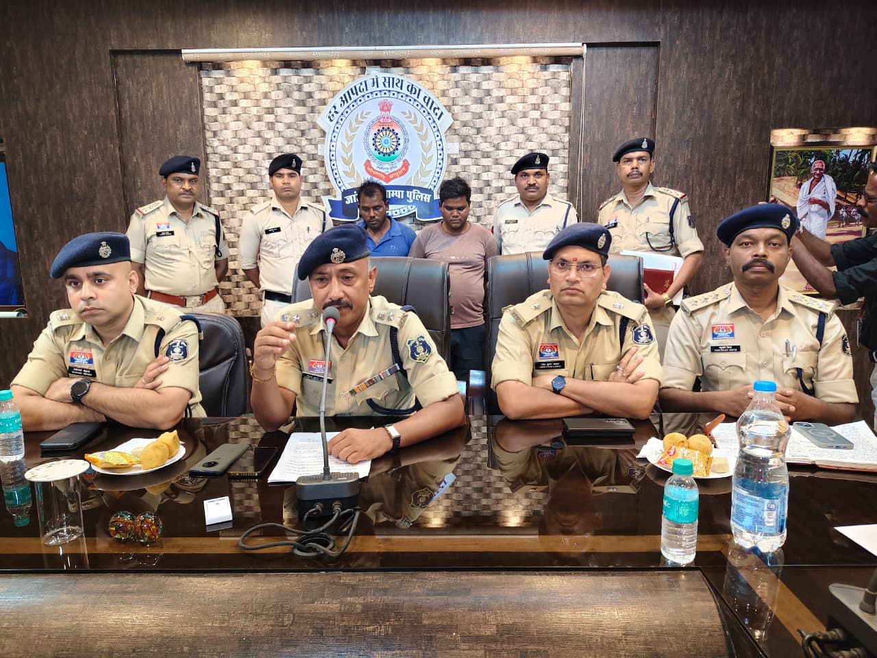 प्रेस वार्ता लेते पुलिस अधीक्षक