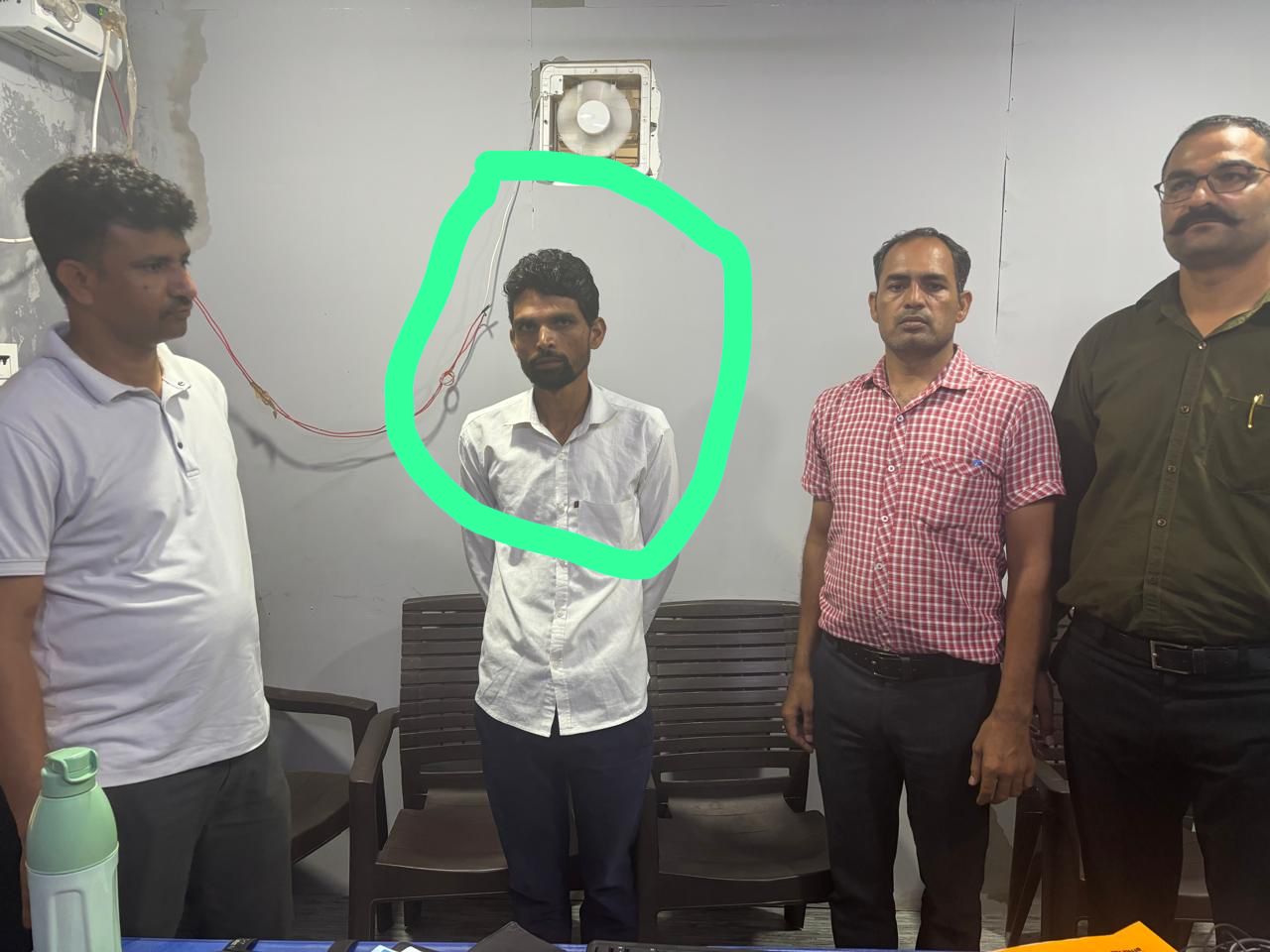 लाइनमैन चार हजार रुपये की रिश्वत लेते गिरफ्तार