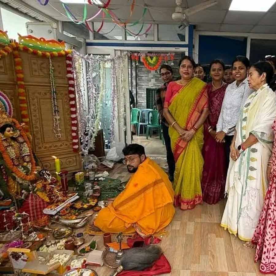 मुख्यमंत्री ममता बनर्जी ने घर के पास पुलिस कार्यालय में की विश्वकर्मा पूजा में शिरकत
