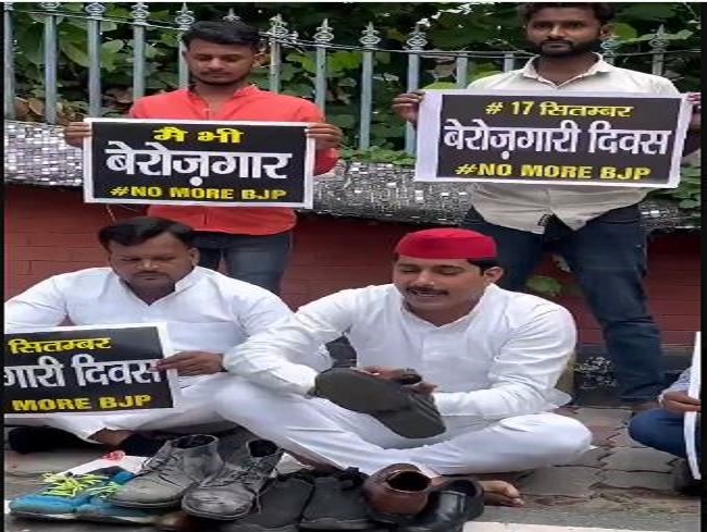 बूट पालिश करते सभा छात्र सभा के कार्यकर्ता।
