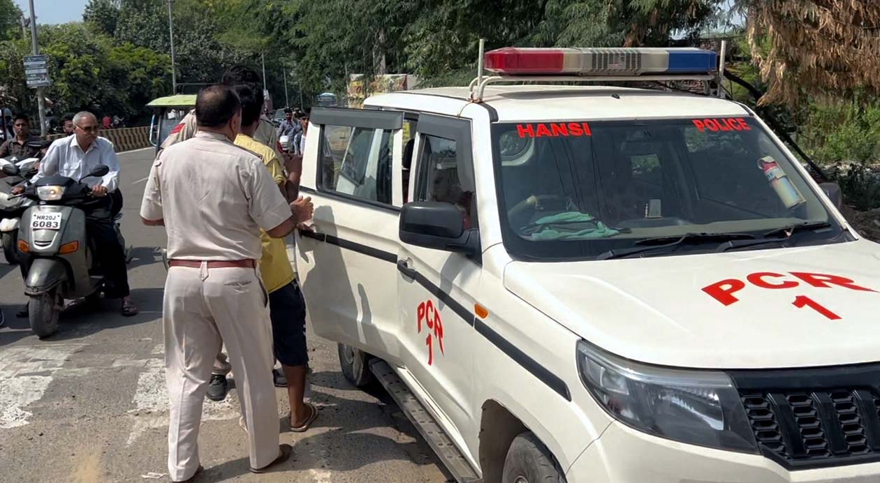 हमलावर युवकों को पकड़ कर ले जाती पुलिस। हमलावर युवकों को पकड़ कर ले जाती पुलिस।