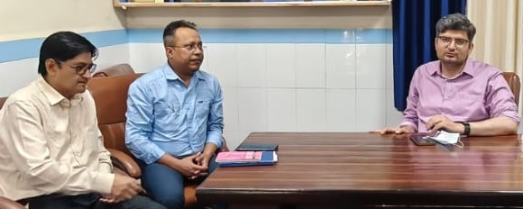 गोपेश्वर जिला चिकित्सालय में अधिकारियों को आवश्यक दिशा निर्देश देते हुए डीएम संदीप तिवारी।