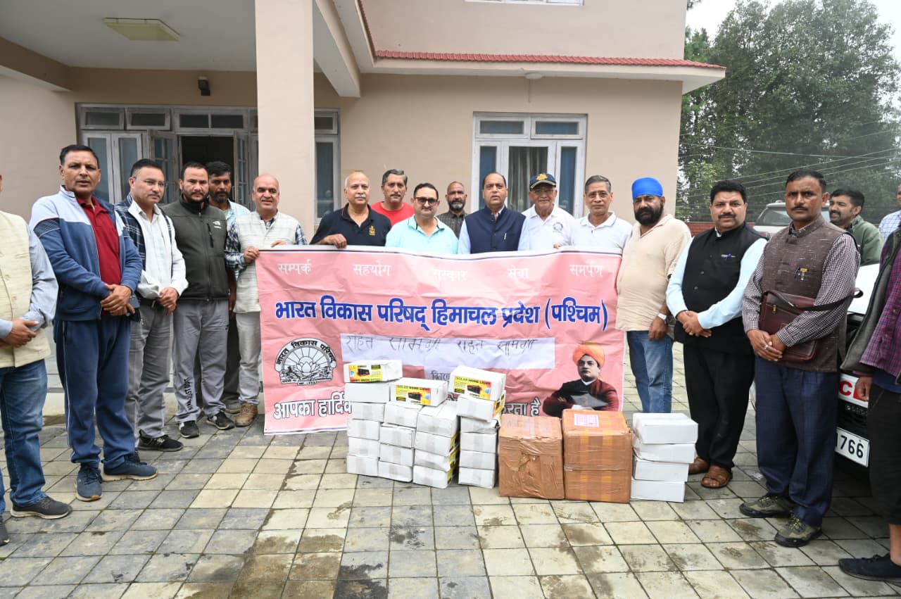 आपदा प्रभावितों तक राहत सामग्री पहुंचाने पहुंची भारत विकास परिषद।