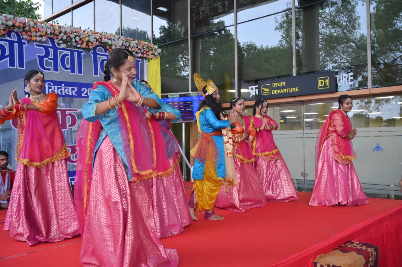 *पुष्पवर्षा व तिलक लगाने किया गया यात्रियों का स्वागत*