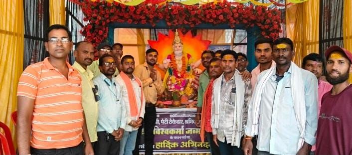 भगवान विश्वकर्मा की पूजा करते हुए लोग।