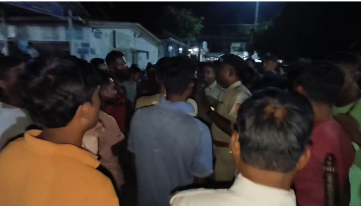 अस्पताल में वन और पुलिसकर्मी के साथ स्थानीय लोग बात करते हुए