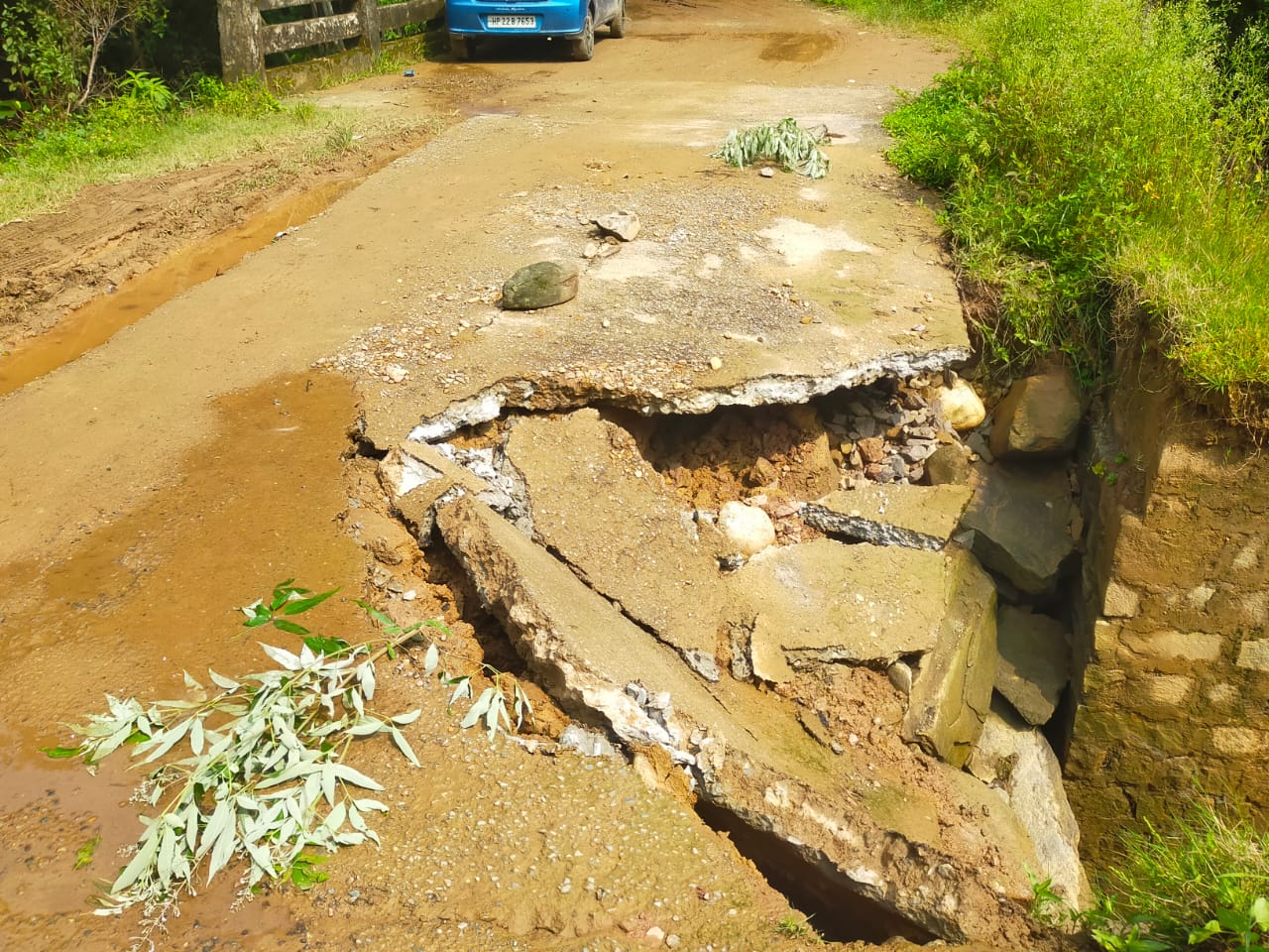बारिश के कारण क्षतिग्रस्त हुई सड़क