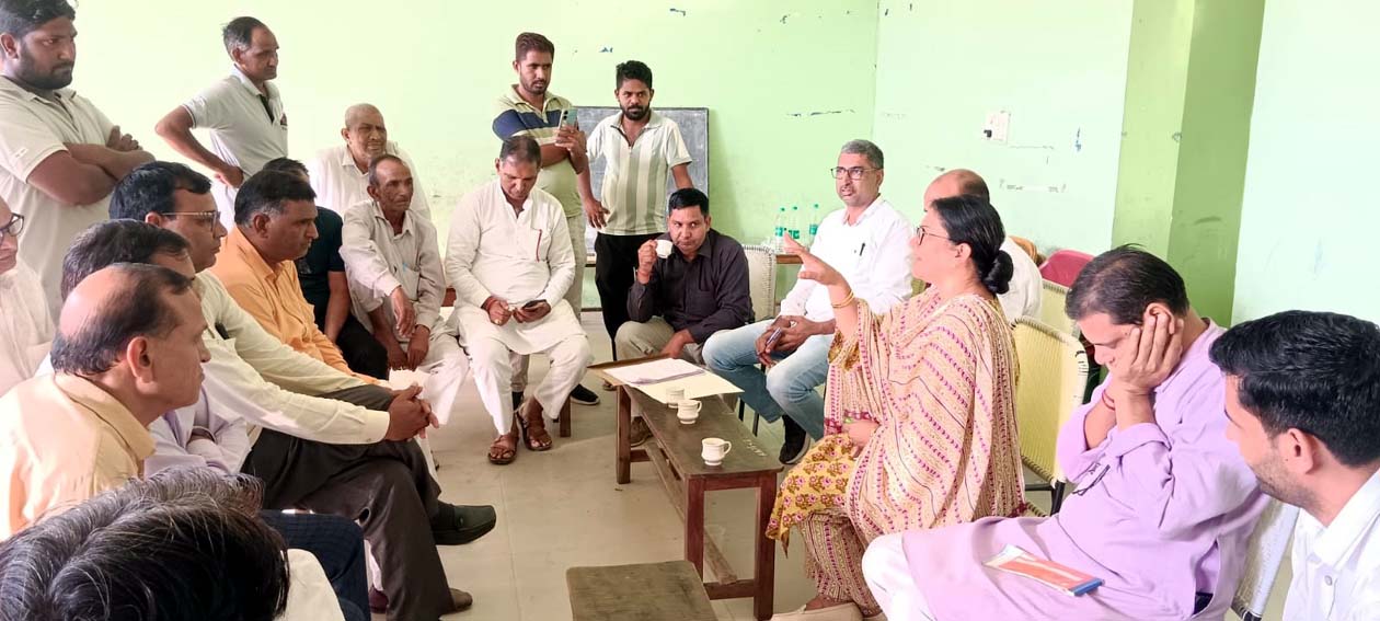 खटीक समाज के लोगों से बातचीत करती सीएम फ्लाइंग टीम। खटीक समाज के लोगों से बातचीत करती सीएम फ्लाइंग टीम।