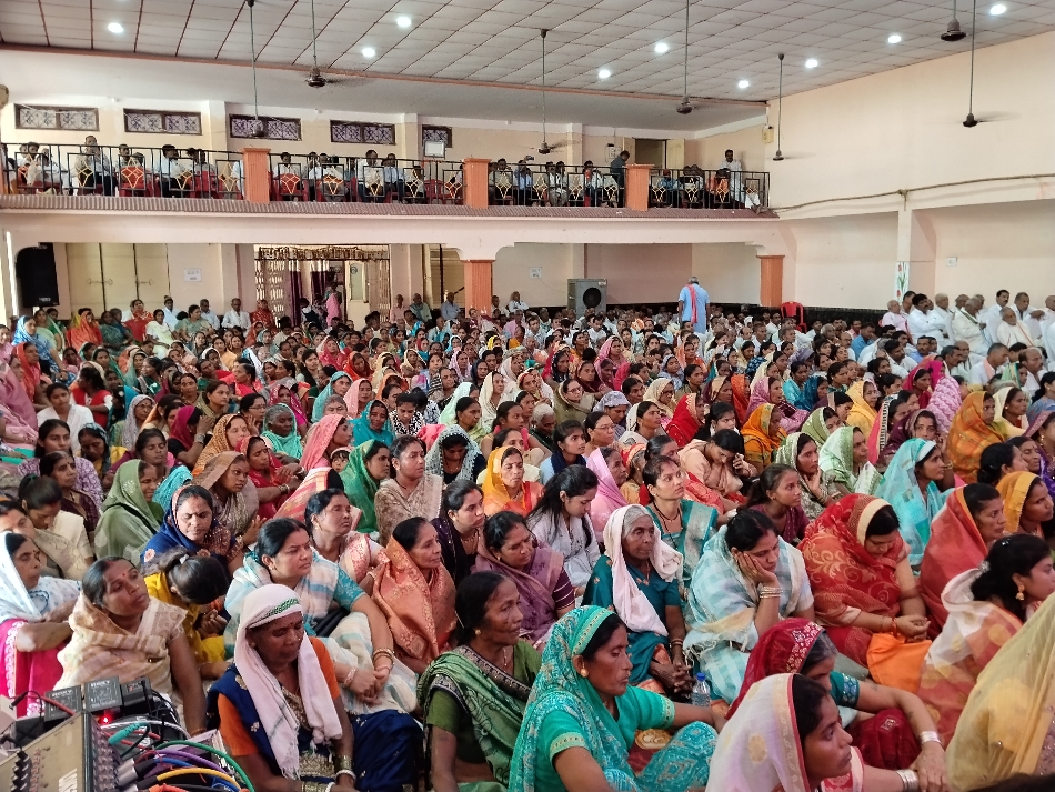 कथा का श्रवण करने उपस्थित श्रोता एवं श्रद्धालु।
