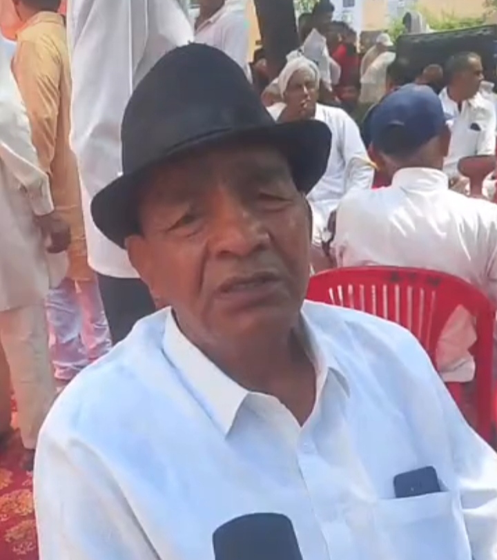 पहलवान बजरंग पूनिया के पिता बलवान सिंह पूनिया की श्रद्धांजलि सभा में पहुंचे द्रोणाचार्य अवार्ड प्राप्त महावीर सिंह फोगाट। पहलवान बजरंग पूनिया के पिता बलवान सिंह पूनिया की श्रद्धांजलि सभा में पहुंचे द्रोणाचार्य अवार्ड प्राप्त महावीर सिंह फोगाट।