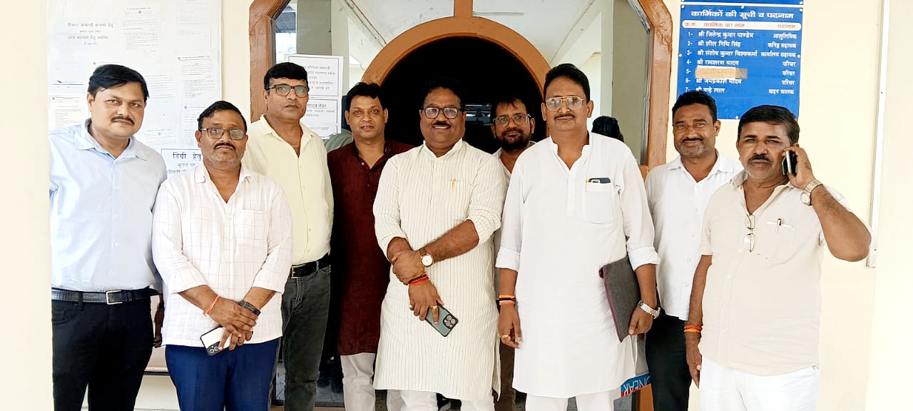 ज्ञापन देने के बाद कुलपति कार्यालय के बाहर खड़े प्रबंधक संघ के लोग ज्ञापन देने के बाद कुलपति कार्यालय के बाहर खड़े प्रबंधक संघ के लोग