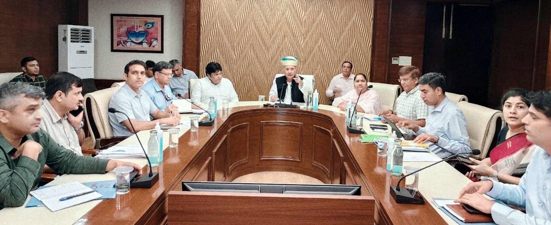 गुरुग्राम के विकास की परियोजनाओं को लेकर अधिकारियों के साथ बैठक करते केंद्रीय मंत्री राव इंद्रजीत। गुरुग्राम के विकास की परियोजनाओं को लेकर अधिकारियों के साथ बैठक करते केंद्रीय मंत्री राव इंद्रजीत।