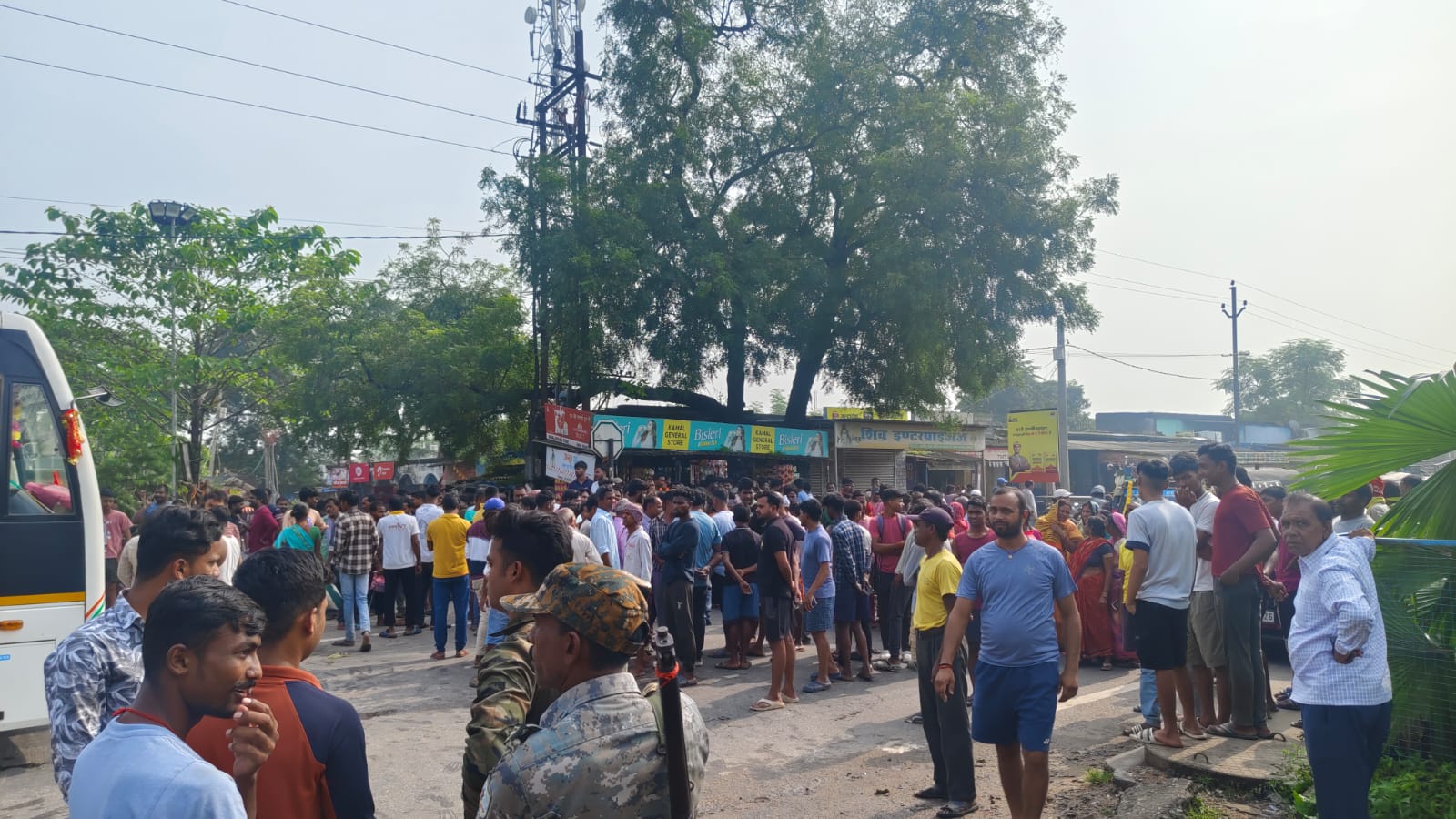 सड़क जाम करते लोग