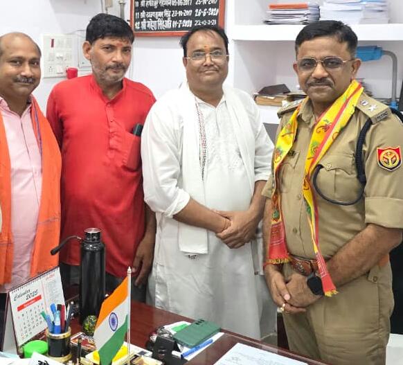 अपर पुलिस अधीक्षक (ऑपरेशन) ओमप्रकाश सिंह को पत्रक सौंपते विहिप-बजरंग दल के पदाधिकारी।